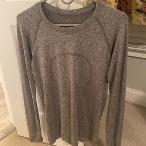 Lulu size 8 gray swiftly top